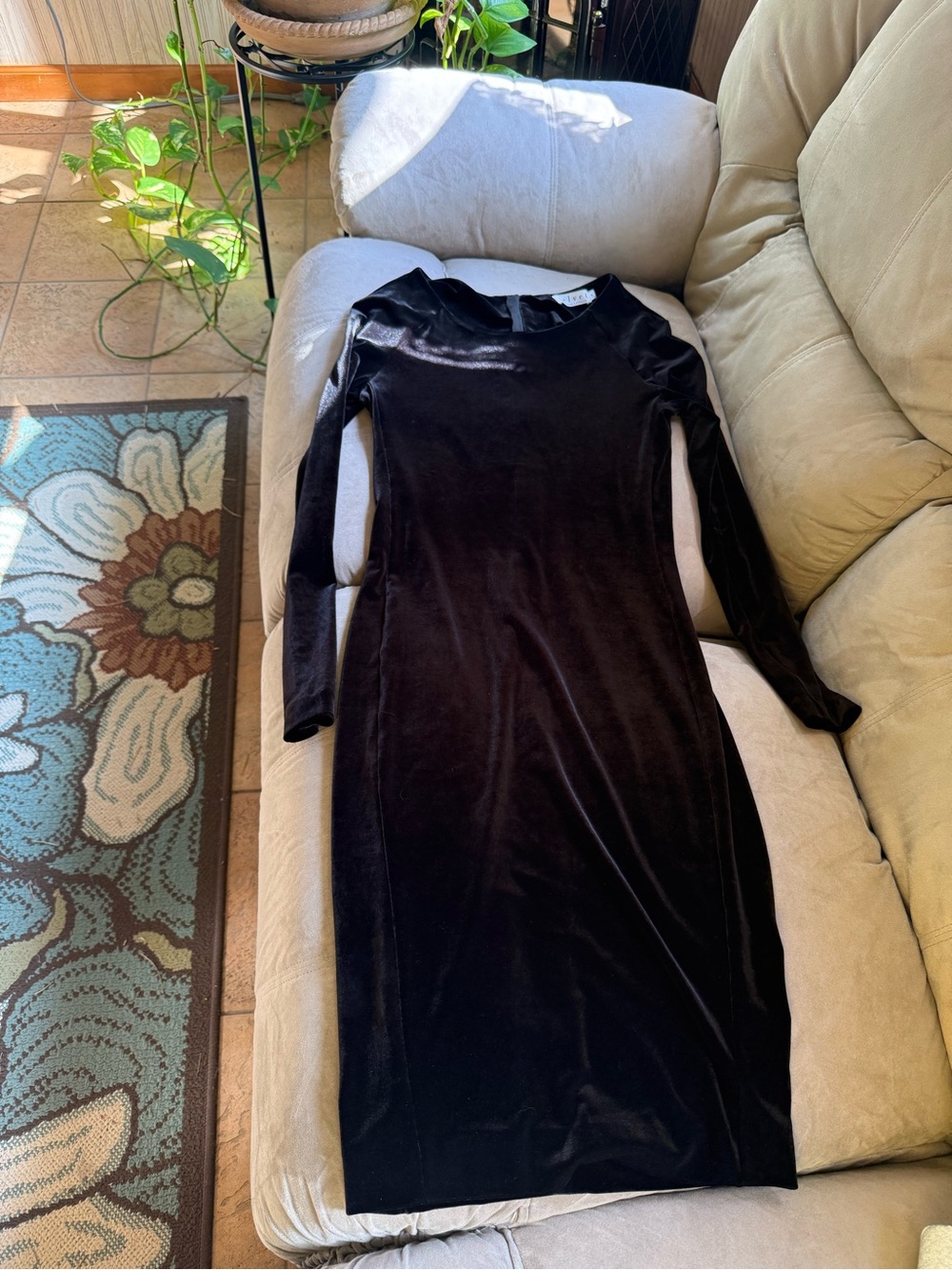 Velvet by Graham & Spencer Black Long-Sleeve Velvet Midi Dress